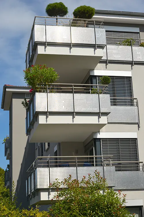 Mehrfamilienhaus mit Balkonen und Edelstahlkonstruktion in Düren.