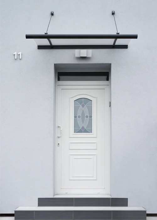 Eingangstüre von Einfamilienhaus mit Vordach in Kreuzau von Metallbauer MSK